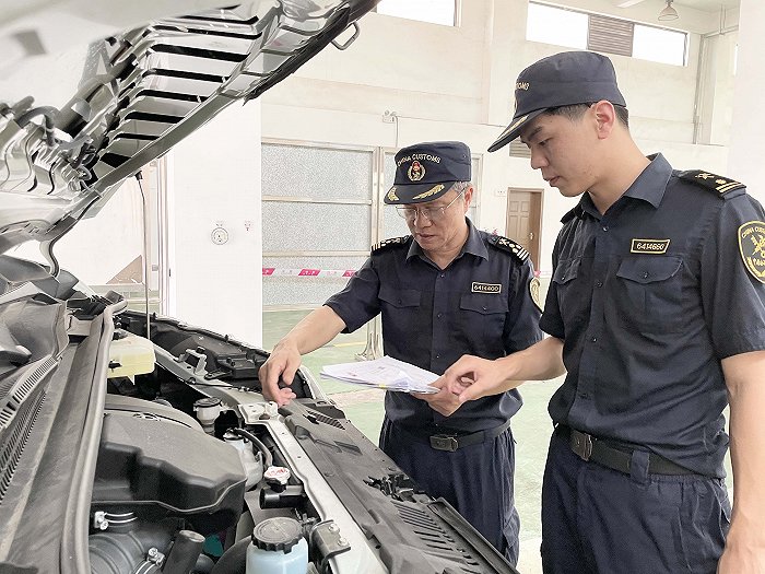 港海关关员在整车检测线对海南自贸港首辆"零关税"进口汽车开展查验