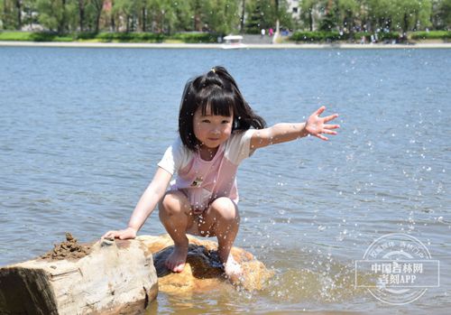 戏水,玩沙,是孩子们的最爱.年轻女孩在水中打闹.