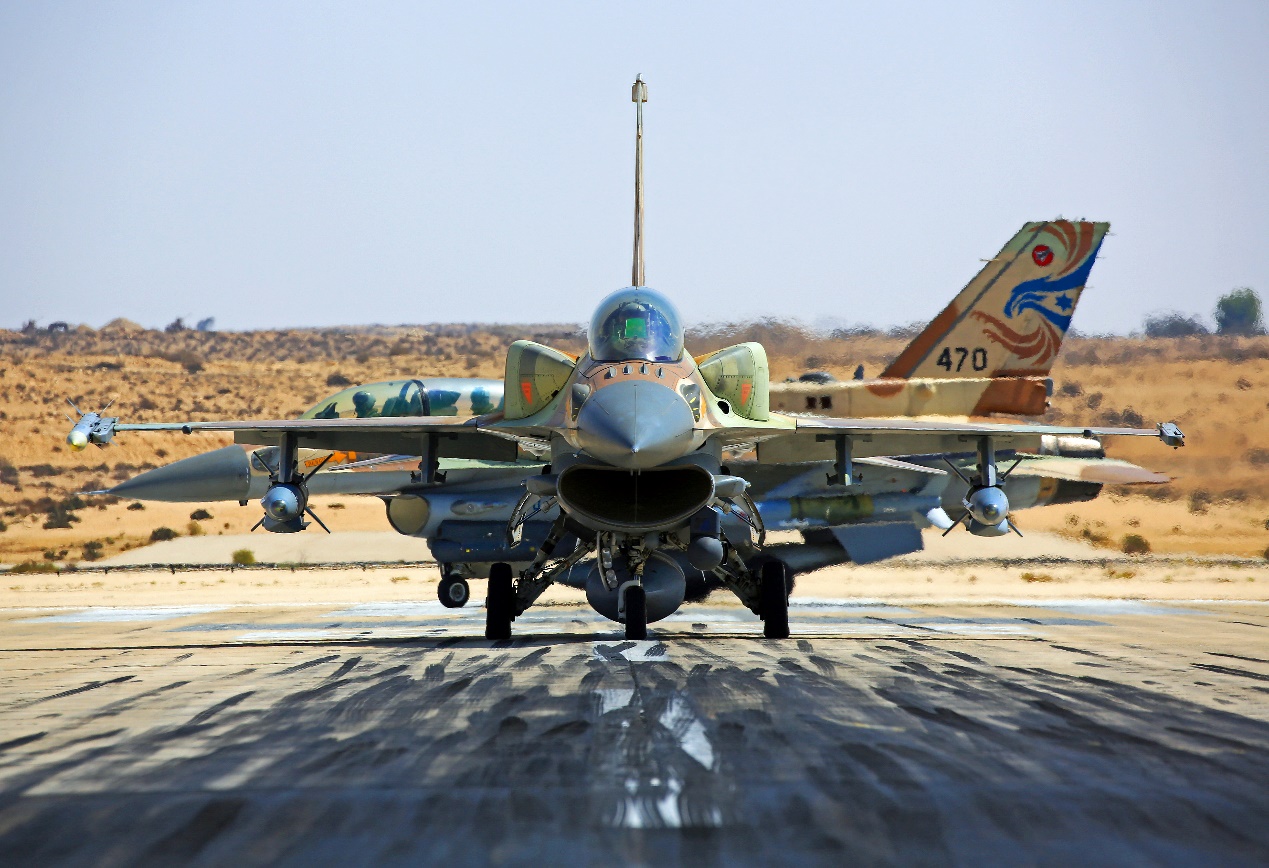 Я���Ƶ���ҩ׼����������ɫ�пվ�F-16ս����