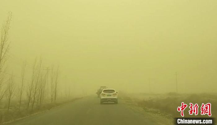 新疆多地发布沙尘暴,大风预警信息