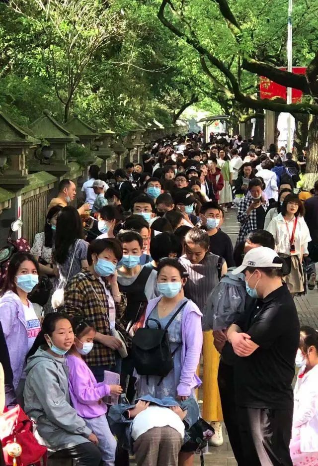 此刻长沙!岳麓山橘子洲已达最大承载量!省博排队到烈士公园!休闲区蓝鸢梦想 - Www.slyday.coM 此刻长沙!岳麓山橘子洲已达最大承载量!省博排队到烈士公园!休闲区蓝鸢梦想 - Www.slyday.coM