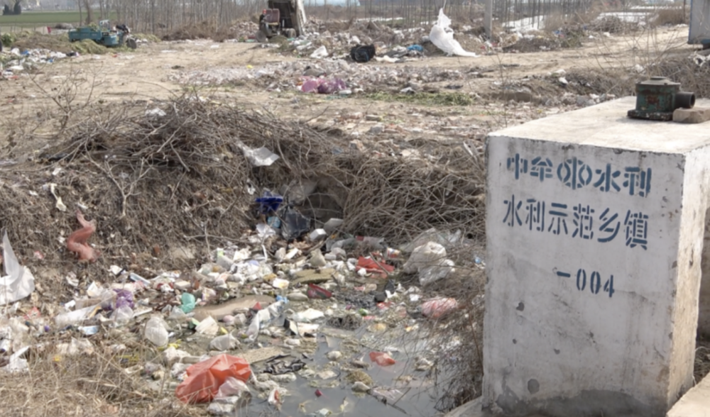 引黄灌溉渠内堆满垃圾 生态环境部 图