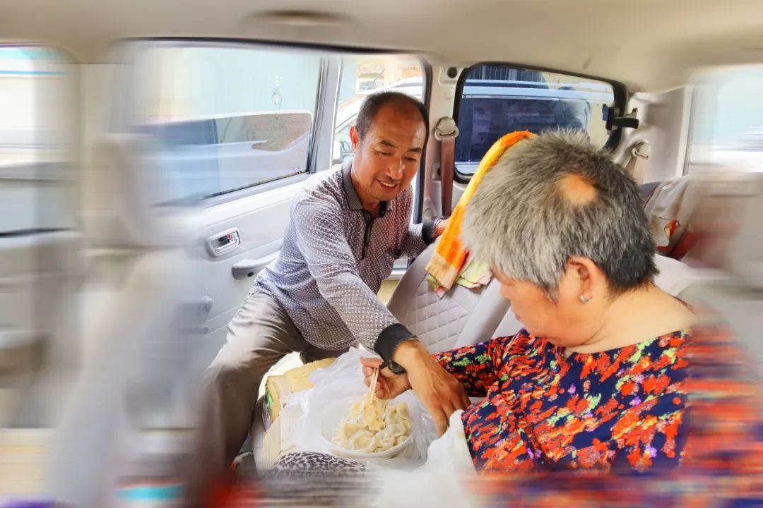 这一幕全网泪奔!90岁老人对着遗像亲吻,竟因为…休闲区蓝鸢梦想 - Www.slyday.coM 这一幕全网泪奔!90岁老人对着遗像亲吻,竟因为…休闲区蓝鸢梦想 - Www.slyday.coM