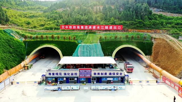 渝湘复线高速公路水江隧道施工突破千米大关