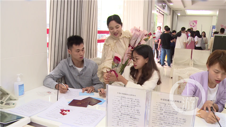 520来了!新人凌晨5点民政局排队领证休闲区蓝鸢梦想 - Www.slyday.coM 520来了!新人凌晨5点民政局排队领证休闲区蓝鸢梦想 - Www.slyday.coM