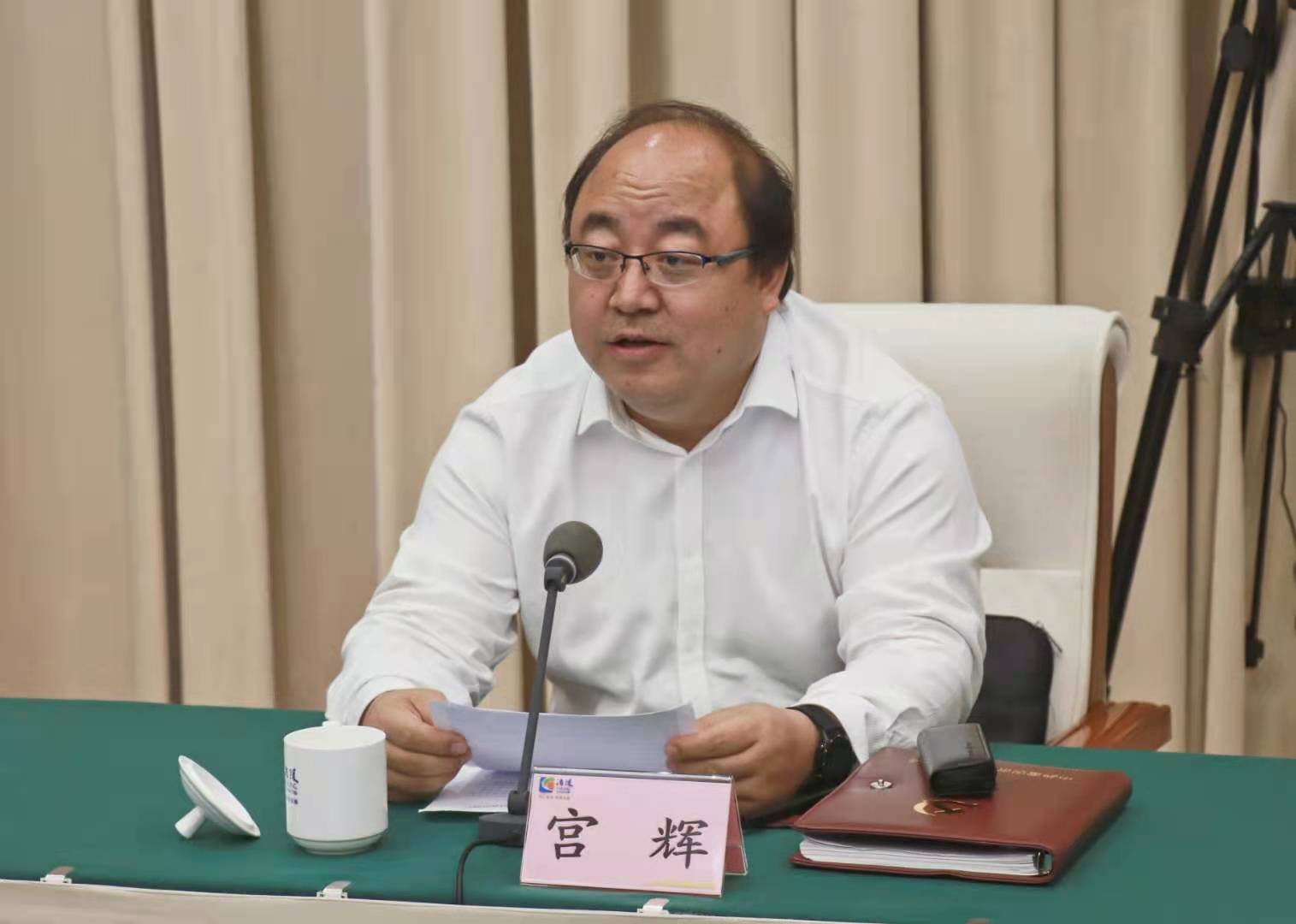 涪陵区委常委,宣传部部长宫辉主持媒体见面会(央广网发 华龙网供图)