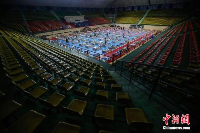 当地时间4月29日,泰国曼谷,泰国当前新冠疫情形势严峻,图为由曼谷尼米布尔体育场临时改造成的新冠患者病房。 图片来源:视觉中国