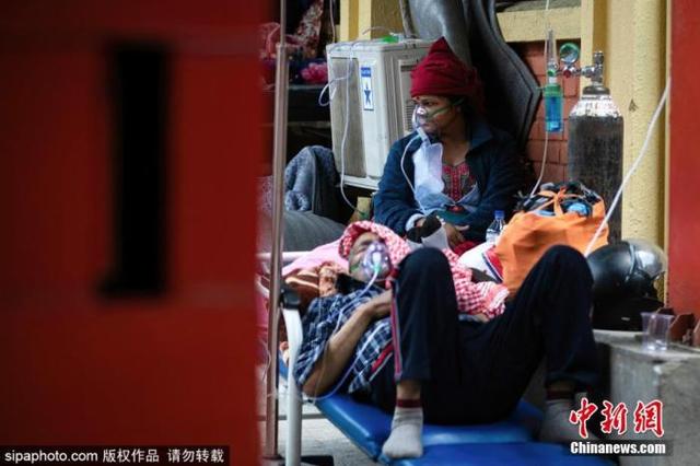 当地时间2021年5月11日,尼泊尔加德满都,由于医院病床严重不足,许多新冠病患只能在医院走廊中。 图片来源:Sipaphoto