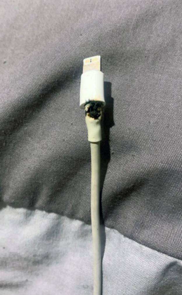 英国女大学生手机充电线破损,使用时火光四溅,导致左眼暂时失明休闲区蓝鸢梦想 - Www.slyday.coM 英国女大学生手机充电线破损,使用时火光四溅,导致左眼暂时失明休闲区蓝鸢梦想 - Www.slyday.coM