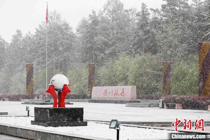 “神州北极”漠河五月飞雪。 王景阳 摄