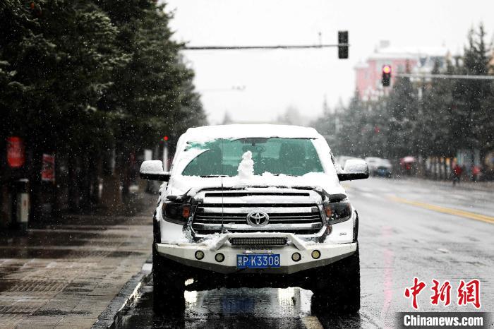 车辆上挂着一层积雪。 王景阳 摄