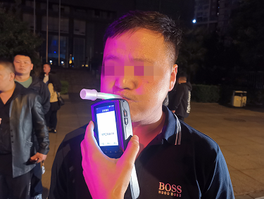 醉驾被查还想跑 民警迅速反应将其抓获休闲区蓝鸢梦想 - Www.slyday.coM 醉驾被查还想跑 民警迅速反应将其抓获休闲区蓝鸢梦想 - Www.slyday.coM