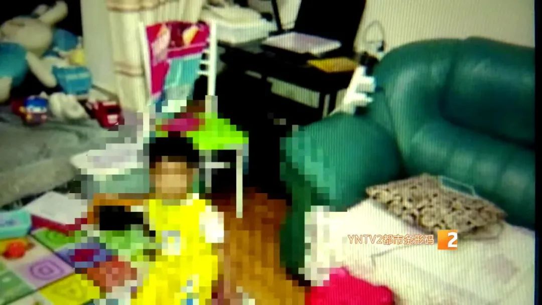 昆明一小区18楼住户连续高空抛物10分钟,越劝阻越丢得厉害!休闲区蓝鸢梦想 - Www.slyday.coM 昆明一小区18楼住户连续高空抛物10分钟,越劝阻越丢得厉害!休闲区蓝鸢梦想 - Www.slyday.coM