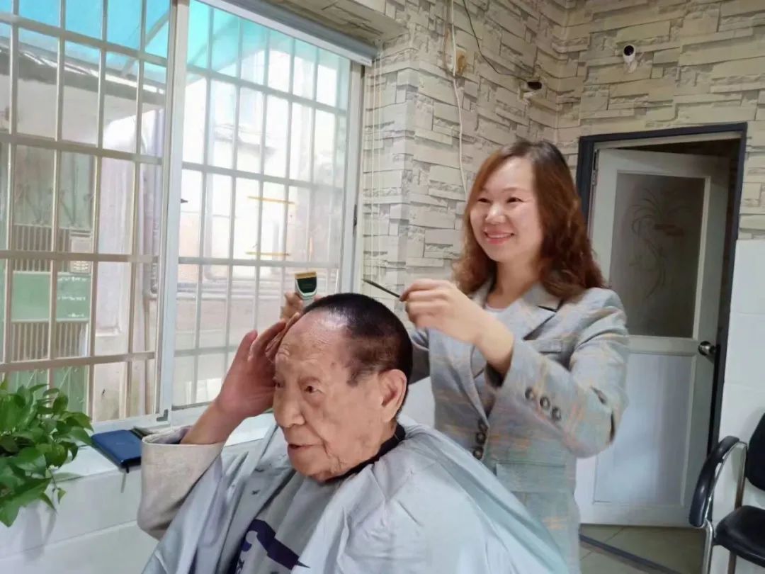 袁花花再也无法陪袁隆平听汇报了,光顾18年的理发店等不来老顾客了……休闲区蓝鸢梦想 - Www.slyday.coM 袁花花再也无法陪袁隆平听汇报了,光顾18年的理发店等不来老顾客了……休闲区蓝鸢梦想 - Www.slyday.coM