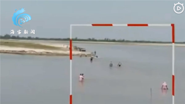 印度或将遭遇第三轮疫情:村民跳河躲避疫苗接种 认为“有毒”休闲区蓝鸢梦想 - Www.slyday.coM 印度或将遭遇第三轮疫情:村民跳河躲避疫苗接种 认为“有毒”休闲区蓝鸢梦想 - Www.slyday.coM