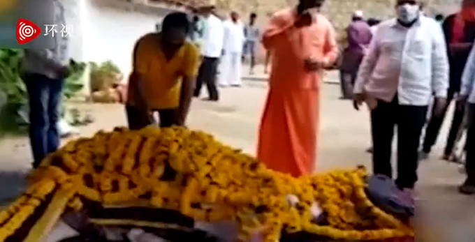 离谱!为躲避接种疫苗,印度约200名村民跳河休闲区蓝鸢梦想 - Www.slyday.coM 离谱!为躲避接种疫苗,印度约200名村民跳河休闲区蓝鸢梦想 - Www.slyday.coM