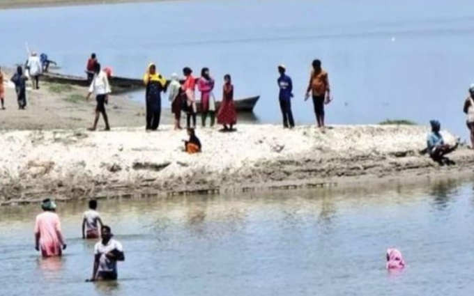 离谱!为躲避接种疫苗,印度约200名村民跳河休闲区蓝鸢梦想 - Www.slyday.coM 离谱!为躲避接种疫苗,印度约200名村民跳河休闲区蓝鸢梦想 - Www.slyday.coM