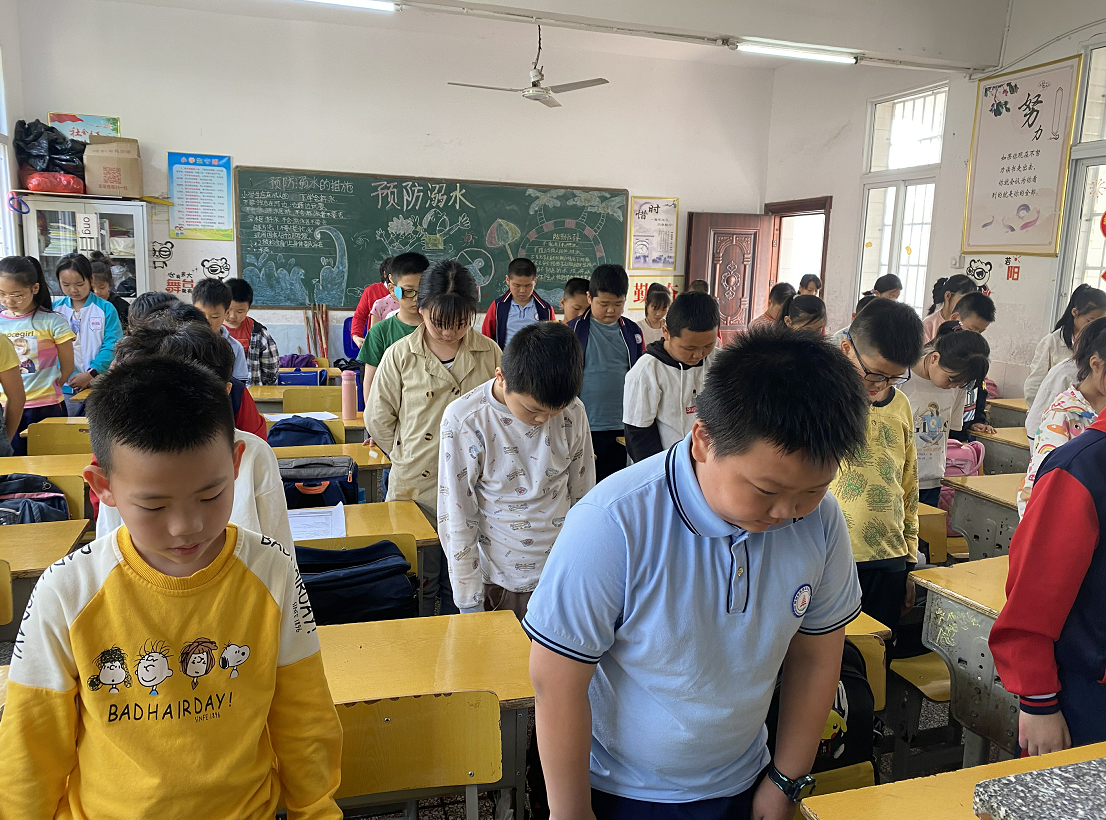 禾下乘凉梦,饮水思“袁”恩!——双清区东塔小学组织全体师生深切悼念袁隆平爷爷休闲区蓝鸢梦想 - Www.slyday.coM 禾下乘凉梦,饮水思“袁”恩!——双清区东塔小学组织全体师生深切悼念袁隆平爷爷休闲区蓝鸢梦想 - Www.slyday.coM