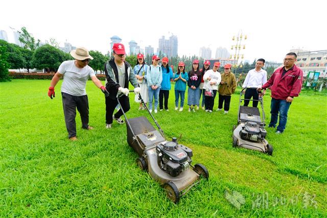 大学生体验劳动实践