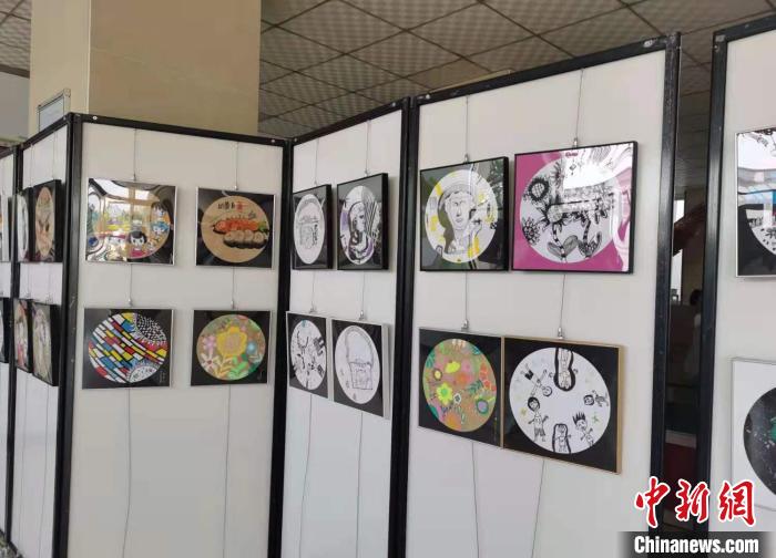 走进山西临汾红丝带学校,展厅内孩子们色彩斑斓的画作、日记吸引大家驻足观看。 吴琼 摄