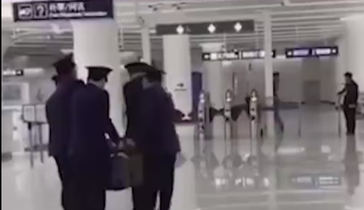 女子骑电动车玩手机撞上宾利后逃逸,车主:维修费预计得十几万休闲区蓝鸢梦想 - Www.slyday.coM 女子骑电动车玩手机撞上宾利后逃逸,车主:维修费预计得十几万休闲区蓝鸢梦想 - Www.slyday.coM