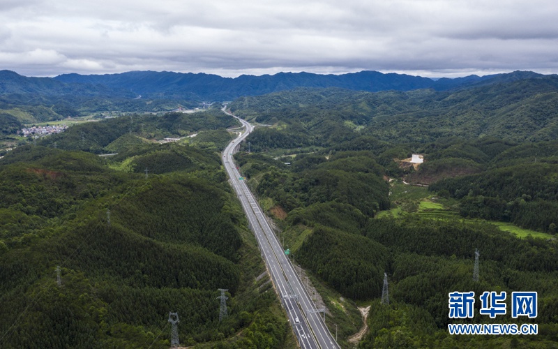 粤北地区具有自然资源、劳动力资源、成本等方面的优势,是珠三角和港澳地区的经济发展向内陆扩散的重要通道。项目建成通车以后,进一步完善了粤北山区的交通路网。新华网 李庆招/文 林晓蕾/摄