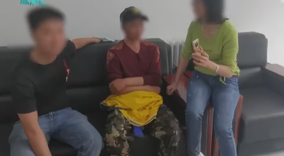 女子骑电动车玩手机撞上宾利后逃逸,车主:维修费预计得十几万休闲区蓝鸢梦想 - Www.slyday.coM 女子骑电动车玩手机撞上宾利后逃逸,车主:维修费预计得十几万休闲区蓝鸢梦想 - Www.slyday.coM