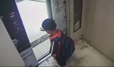 女子骑电动车玩手机撞上宾利后逃逸,车主:维修费预计得十几万休闲区蓝鸢梦想 - Www.slyday.coM 女子骑电动车玩手机撞上宾利后逃逸,车主:维修费预计得十几万休闲区蓝鸢梦想 - Www.slyday.coM