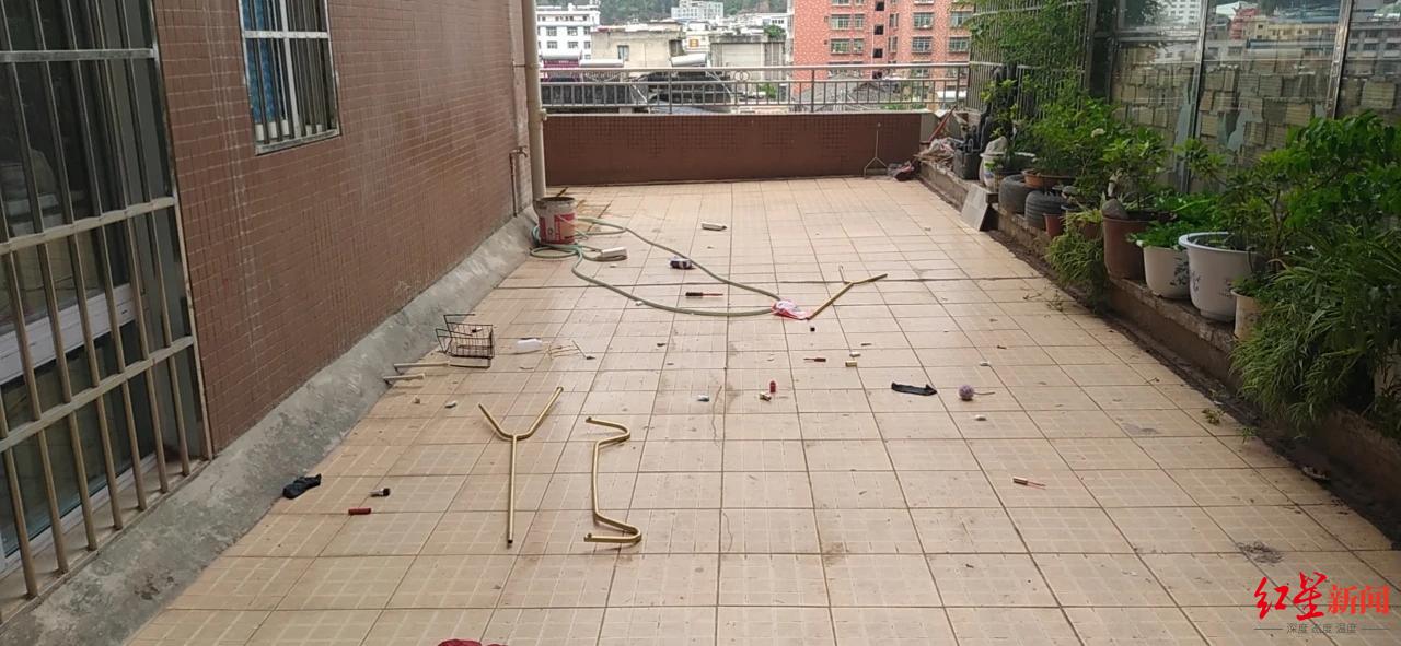 男子从20楼扔衣物砸坏楼下住户玻璃,涉嫌高空抛物罪被刑拘休闲区蓝鸢梦想 - Www.slyday.coM 男子从20楼扔衣物砸坏楼下住户玻璃,涉嫌高空抛物罪被刑拘休闲区蓝鸢梦想 - Www.slyday.coM