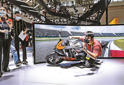 摩托车展 市民“炫技”