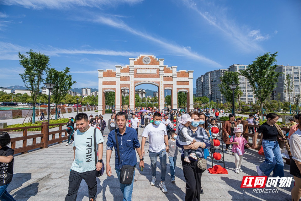 南岳景区三千党员干部取消五一休假 为游客保驾护航休闲区蓝鸢梦想 - Www.slyday.coM 南岳景区三千党员干部取消五一休假 为游客保驾护航休闲区蓝鸢梦想 - Www.slyday.coM