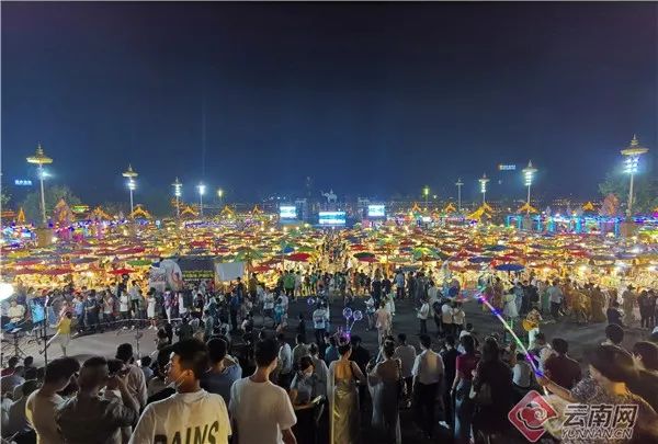 西双版纳告庄星光夜市 毕芃 摄