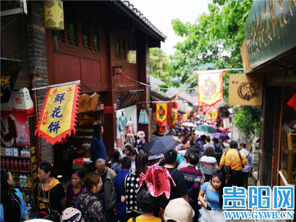 “五一”假期第二天:省外游客陆续抵黔,游客出游热情高涨休闲区蓝鸢梦想 - Www.slyday.coM “五一”假期第二天:省外游客陆续抵黔,游客出游热情高涨休闲区蓝鸢梦想 - Www.slyday.coM