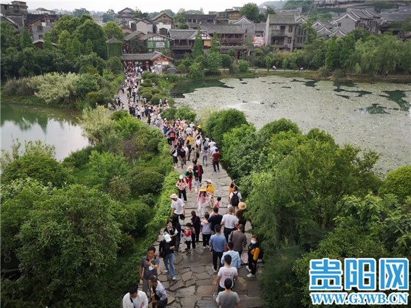 “五一”假期第二天:省外游客陆续抵黔,游客出游热情高涨休闲区蓝鸢梦想 - Www.slyday.coM “五一”假期第二天:省外游客陆续抵黔,游客出游热情高涨休闲区蓝鸢梦想 - Www.slyday.coM