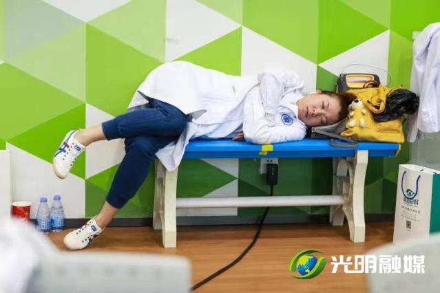 凤凰街道塘家社康护士朱娜从5月29日早上8点一直奋战到凌晨12点。午饭期间在休息间的长凳上小憩一会,又继续披挂上阵。