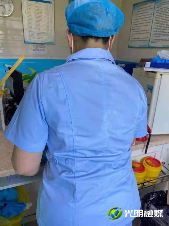 公明街道李松蓢社康护士长骆秀凤衣服上的汗水干了又湿,只为守护居民健康。