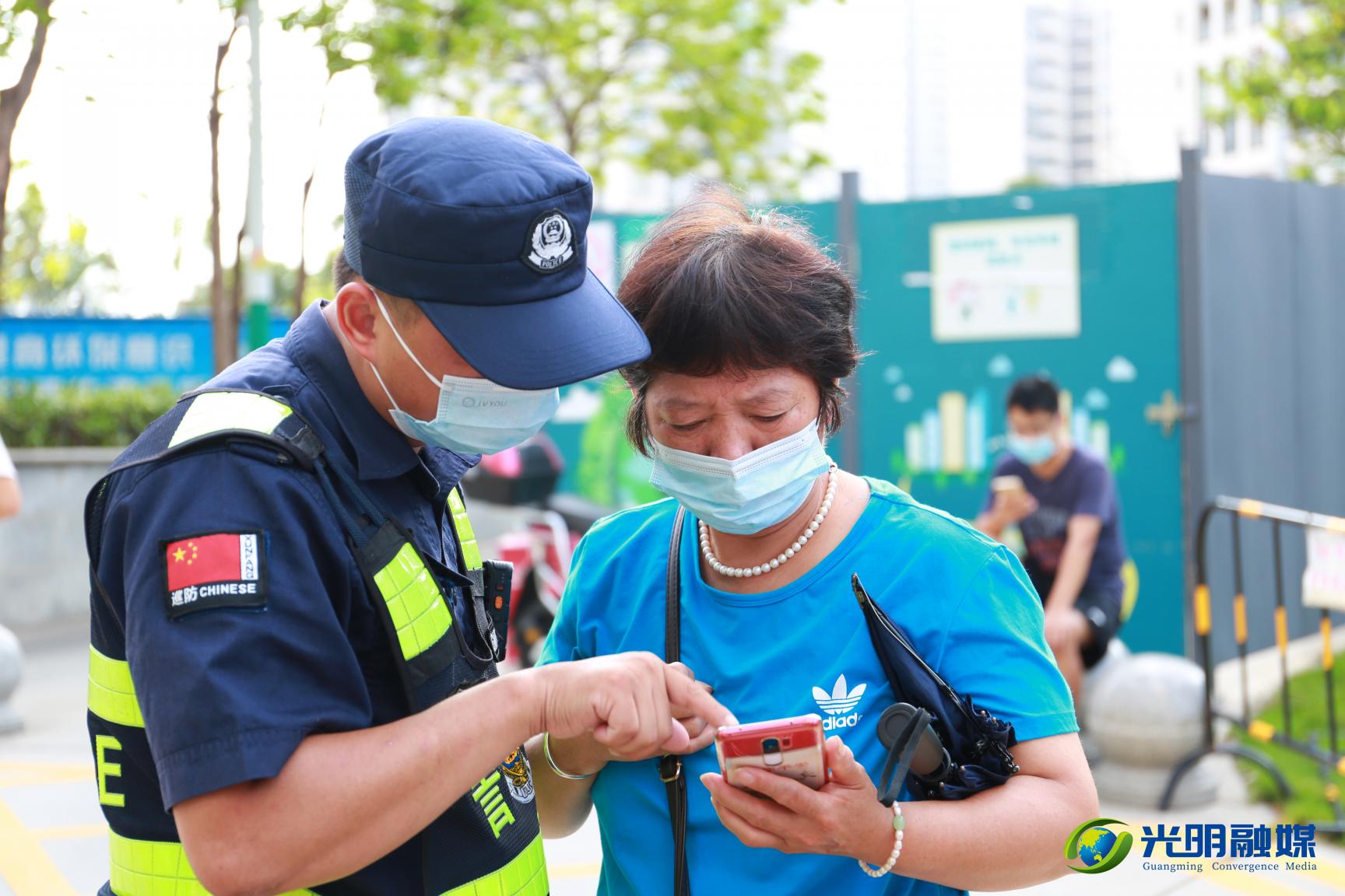 民警耐心引导居民预约接种。