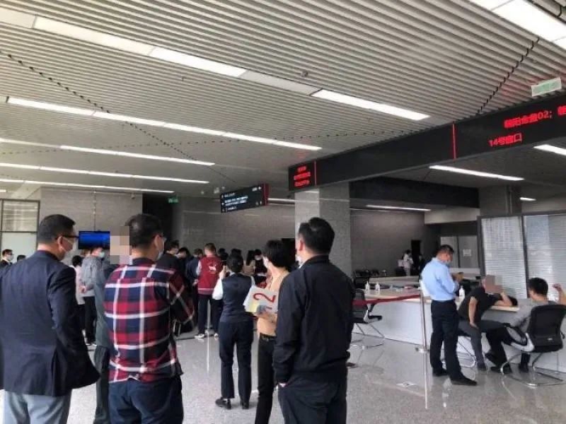 首次集中拍地当日,等待进入拍地大厅的房企工作人员。 陆肖肖 摄