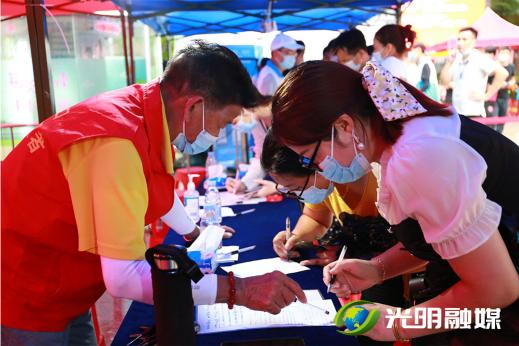 党员志愿者在引导居民登记信息。