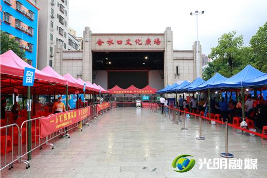 由于连日来高温、阵雨天气,合水口文化广场接种点设置的遮阳棚派上了用场。