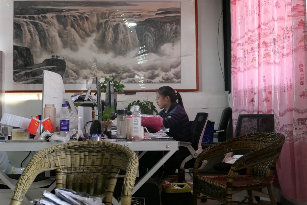▲客服小赵是丁楼村邻村的人,今年刚刚十九岁,她说自己在叛逆期,不喜欢学习,就没有读大学,做网店客服是因为身边的人都在做,自己也想试一试,学些东西。这家店的上一任客服也是一个小姑娘,如今已经独立出去,自己开了网店卖演出服。