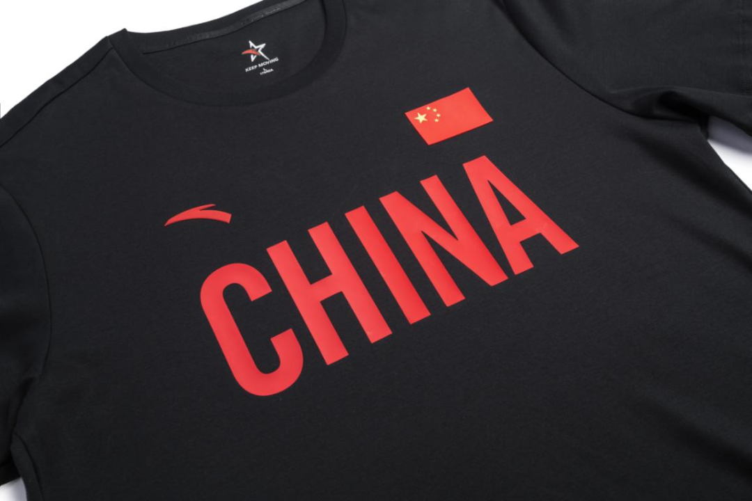 种草丨安踏品牌全球首席代言人王一博身着冬奥特许国旗款惊艳亮相