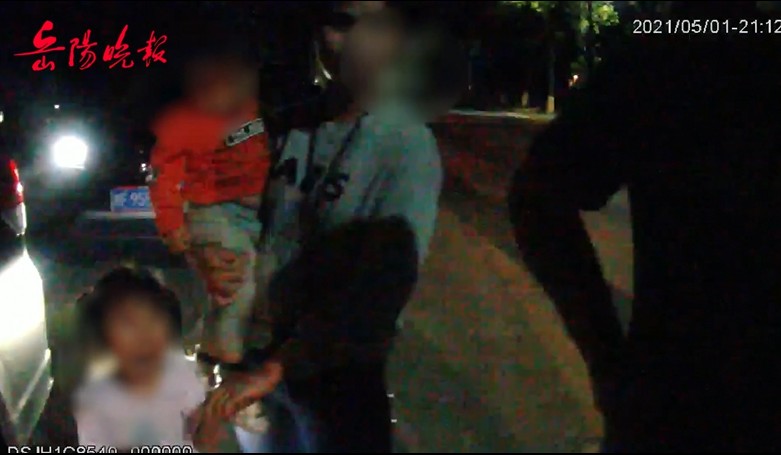 “爸爸,不要再喝酒了”男子5年后再次醉驾被查,女儿哭得撕心裂肺休闲区蓝鸢梦想 - Www.slyday.coM “爸爸,不要再喝酒了”男子5年后再次醉驾被查,女儿哭得撕心裂肺休闲区蓝鸢梦想 - Www.slyday.coM