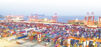 2020年3月20日,多艘超大型集装箱船停泊在上海洋山港自动化码头,现场作业一派繁忙。计海新摄(影像中国)