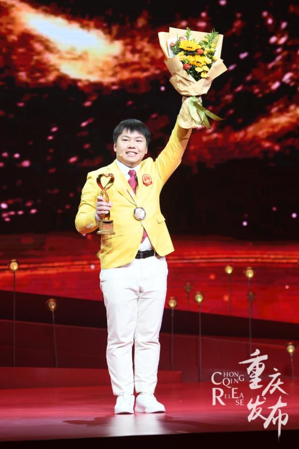 梁攀荣获2019年度“感动重庆十大人物”称号(资料图)。邹乐 摄