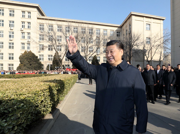 2019年1月17日,习近平在天津南开大学向学生挥手致意。 新华社记者 鞠鹏 摄