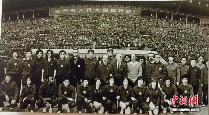 图为1971年美国乒乓球队与中方人员合照。(资料图片) 中新社发