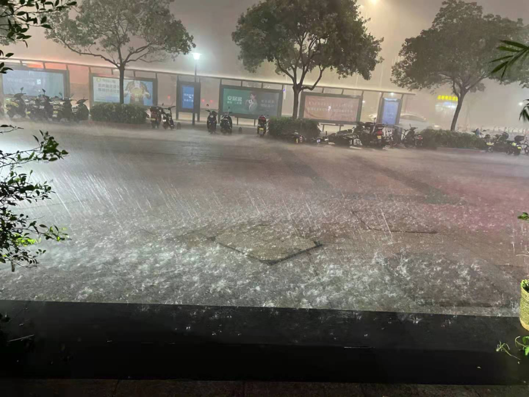 电闪雷鸣 狂风暴雨 真的来了! (有图有真相) ↓↓↓