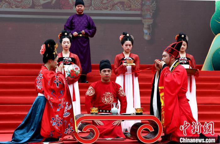 两岸婚姻佳偶体验传统婚俗。 王东明 摄