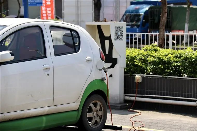 新能源车停车费减半？还买油车是不是亏大了？